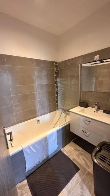 Вилла Maison Entierement Renovee Ambares-et-Lagrave Экстерьер фото